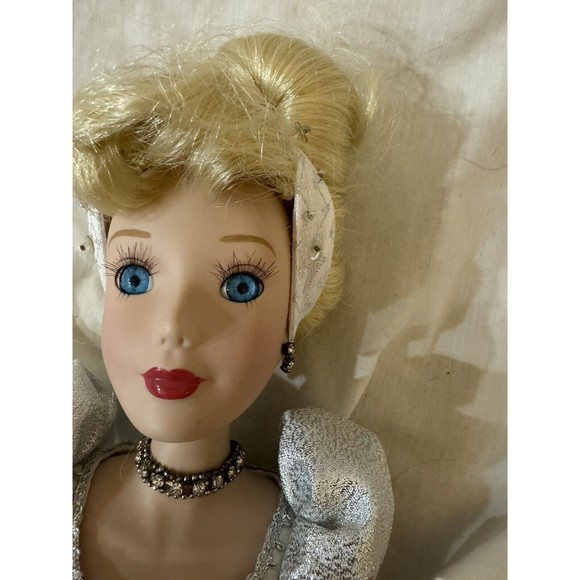 Disney Princess Cinderella Porcelain Keepsake Doll Holiday Jewels Brass Key - Picture 6 of 7